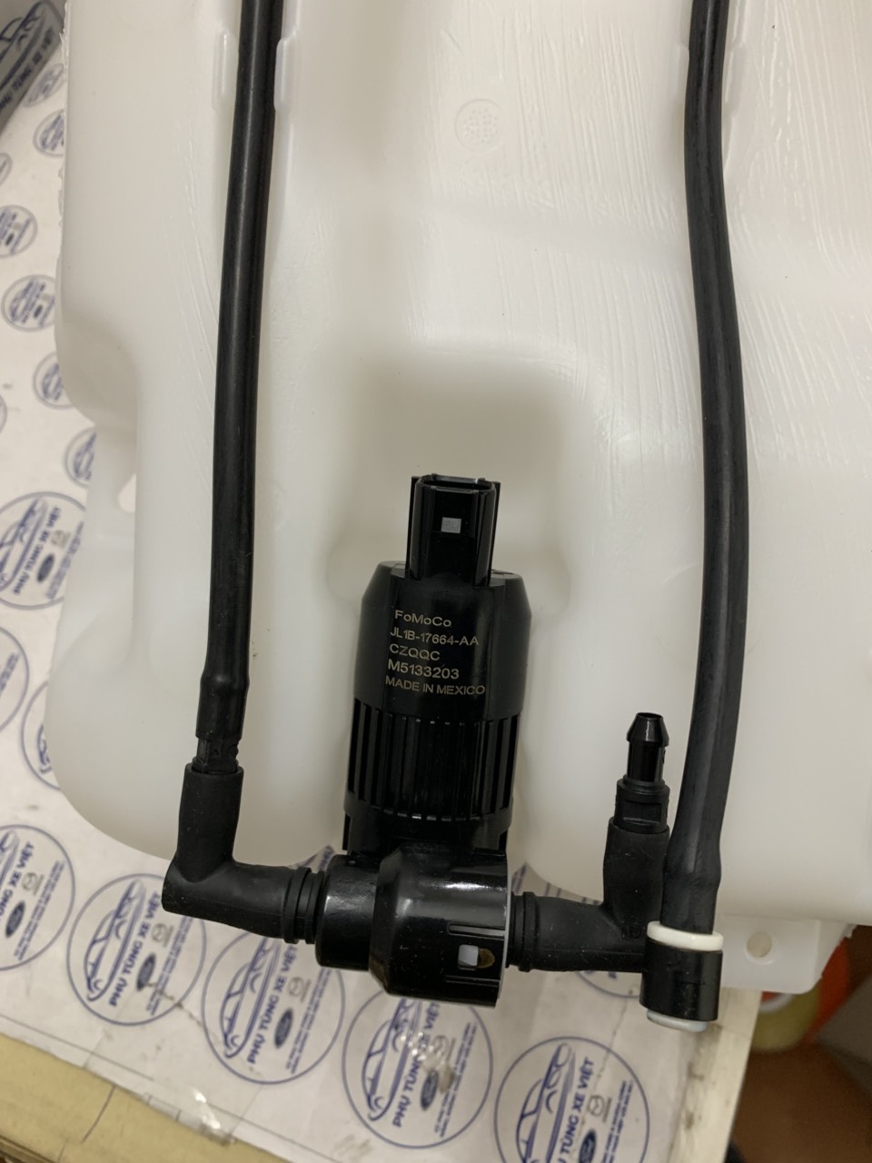 Bình nước rửa kính Ford Explorer 2016 17 18 19 FB53-17B613-AE