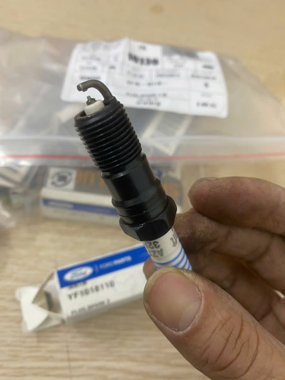 Bugi đánh lửa Ford Escape 2.0 2001 2002 2003 2004 YF1018110