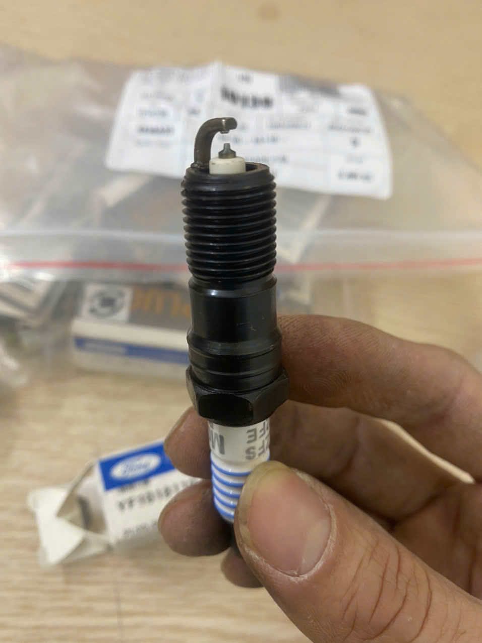 Bugi đánh lửa Ford Escape 2.0 2001 2002 2003 2004 YF1018110