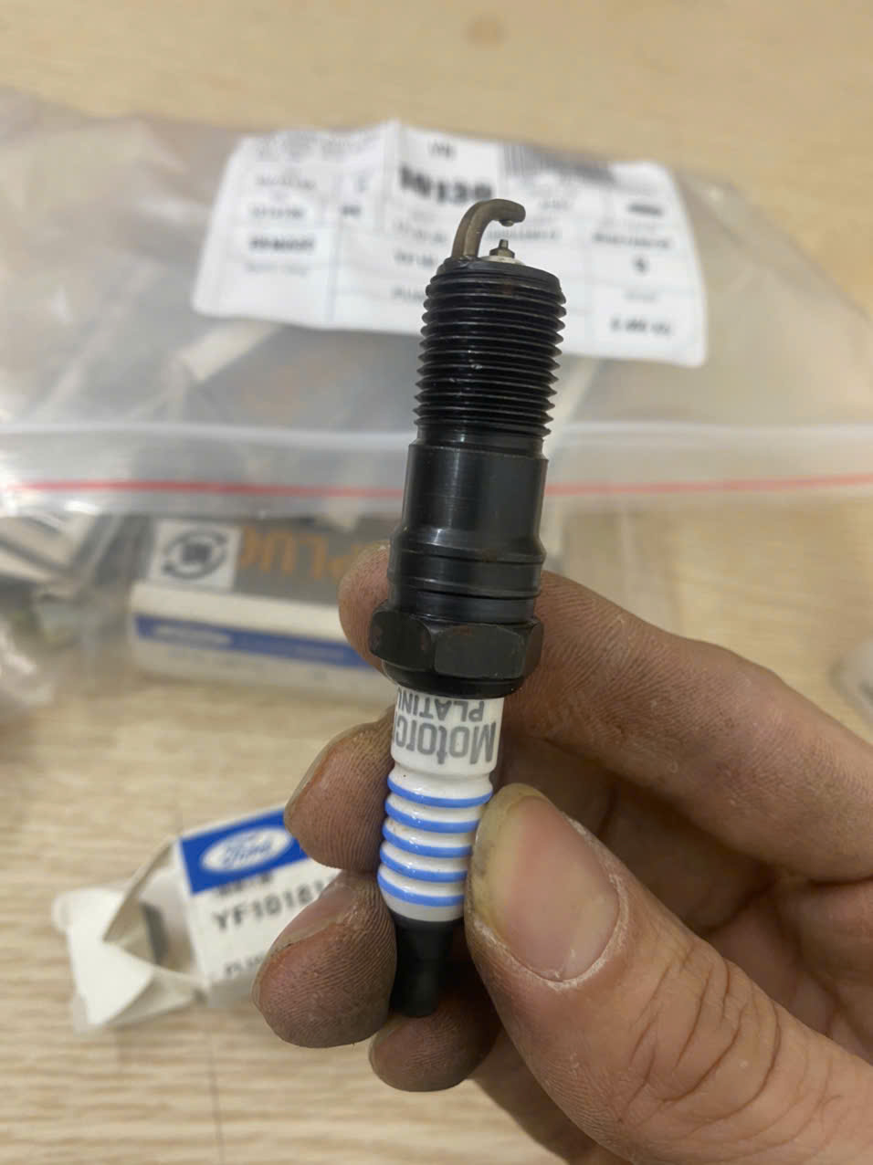 Bugi đánh lửa Ford Escape 2.0 2001 2002 2003 2004 YF1018110