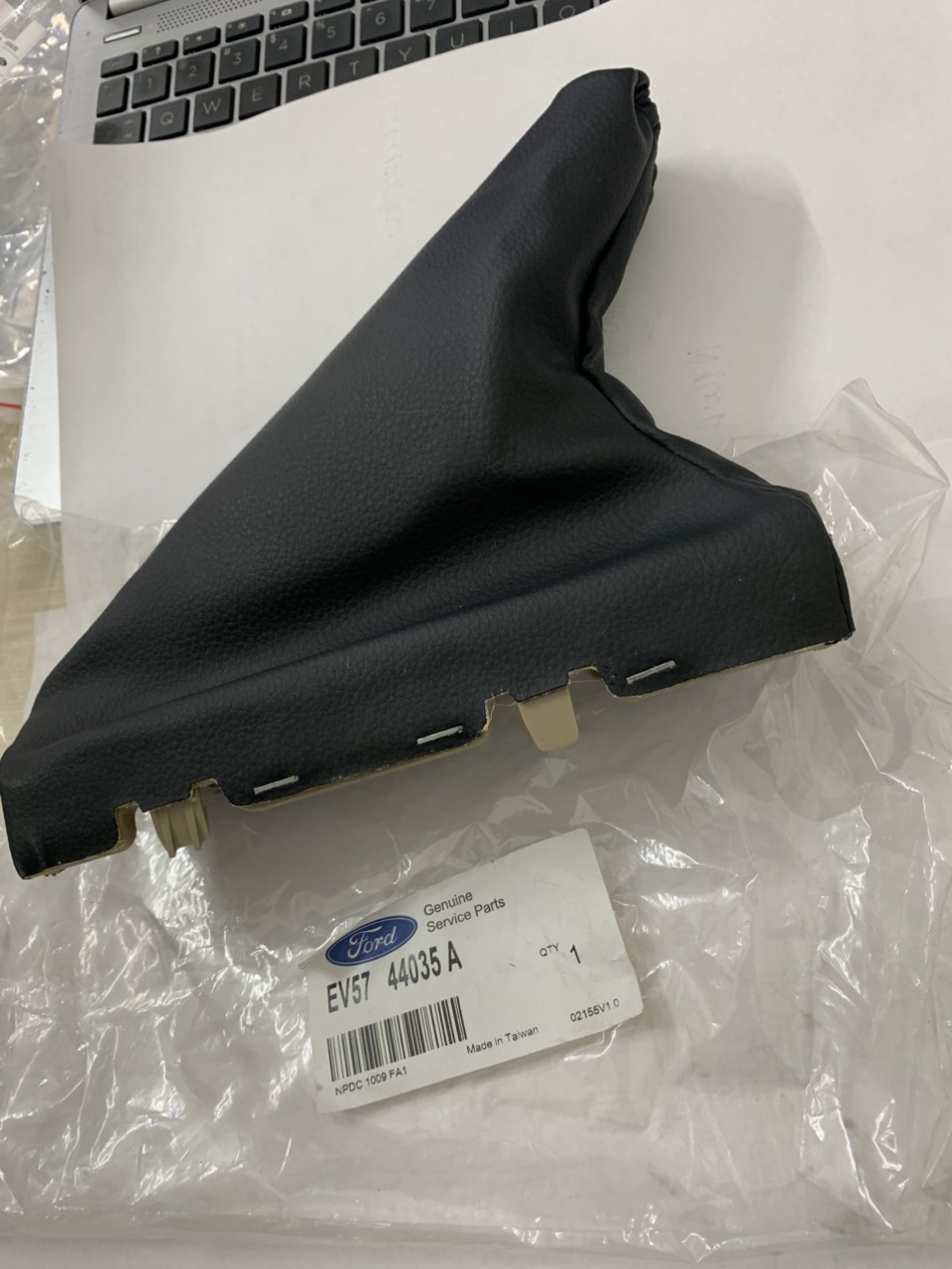 Chụp cần phanh tay, bọc cần phanh tay Ford Escape EV5744035A