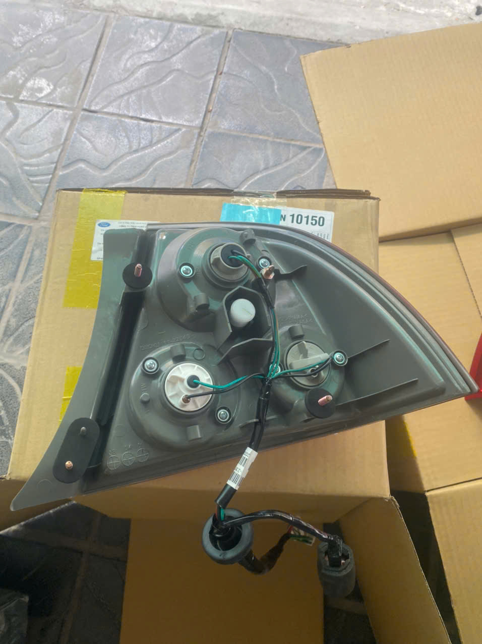 Đèn hậu Ford Laser 2002 2003 2004 2005 YB25DX51160MB