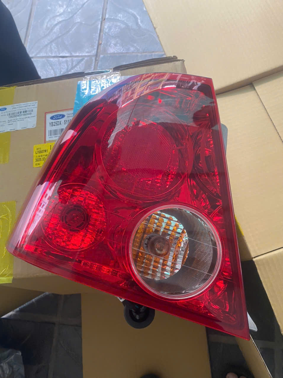 Đèn hậu Ford Laser 2002 2003 2004 2005 YB25DX51160MB