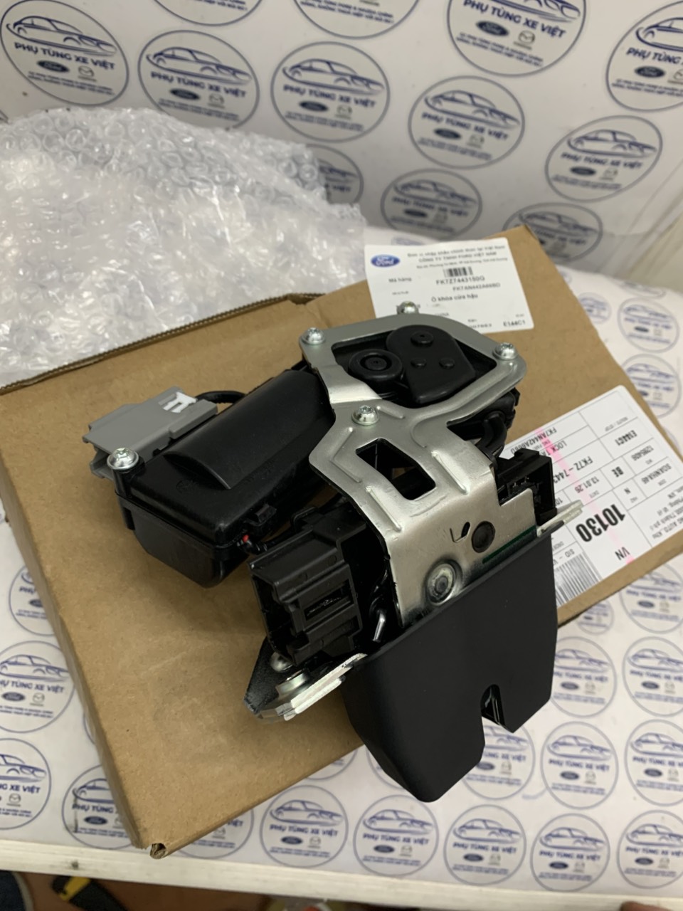 Khóa cửa hậu Ford Territory KS1V43150BB FK7A-N442A66-BD