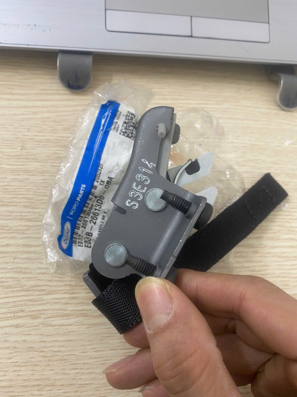 Khóa lưng ghế Ford Ranger 2013 4 5 6 7 8 9 20 EB3Z26613D60B