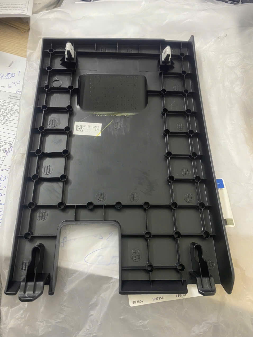 Nắp cốp đồ bên lái Ford Ranger, Everest 16-21 EB3Z41044F58BE