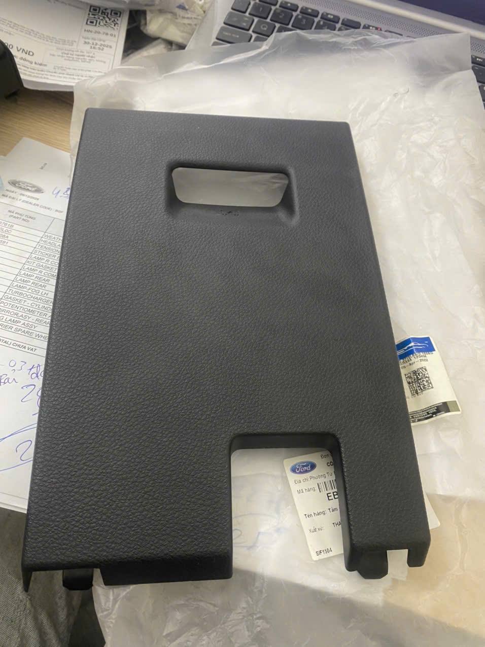 Nắp cốp đồ bên lái Ford Ranger, Everest 16-21 EB3Z41044F58BE