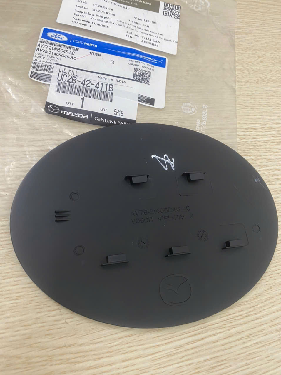 Nắp thùng dầu, nắp cửa đổ nhiên liệu Mazda BT UC2B42411B