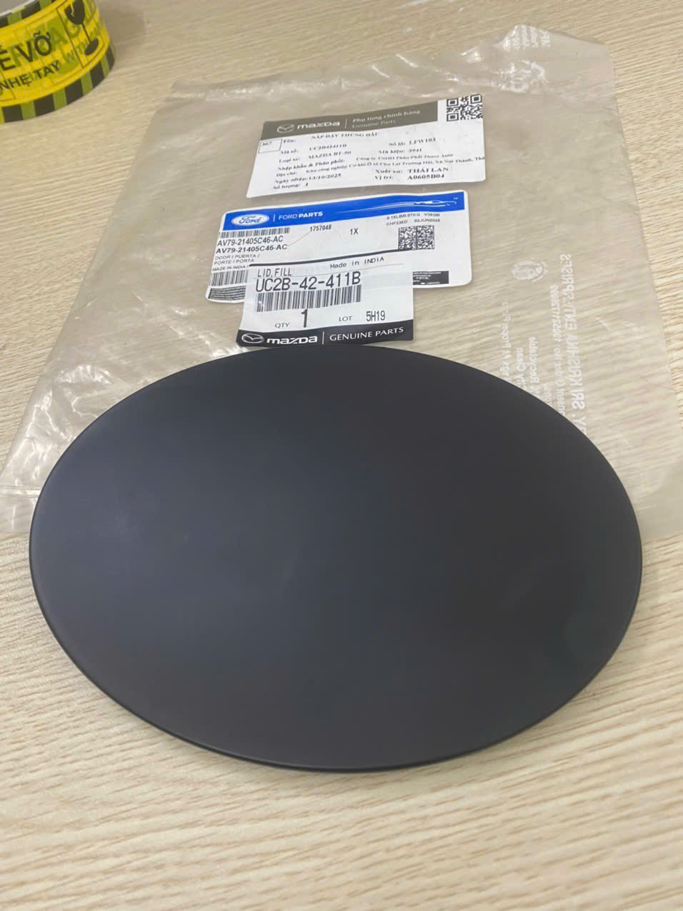 Nắp thùng dầu, nắp cửa đổ nhiên liệu Mazda BT UC2B42411B