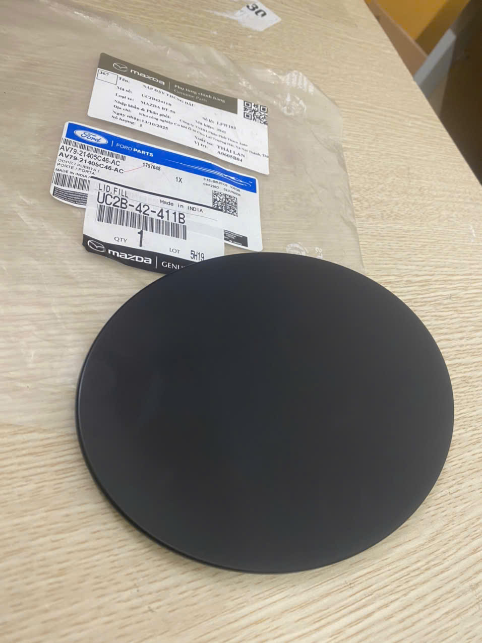 Nắp thùng dầu, nắp cửa đổ nhiên liệu Mazda BT UC2B42411B