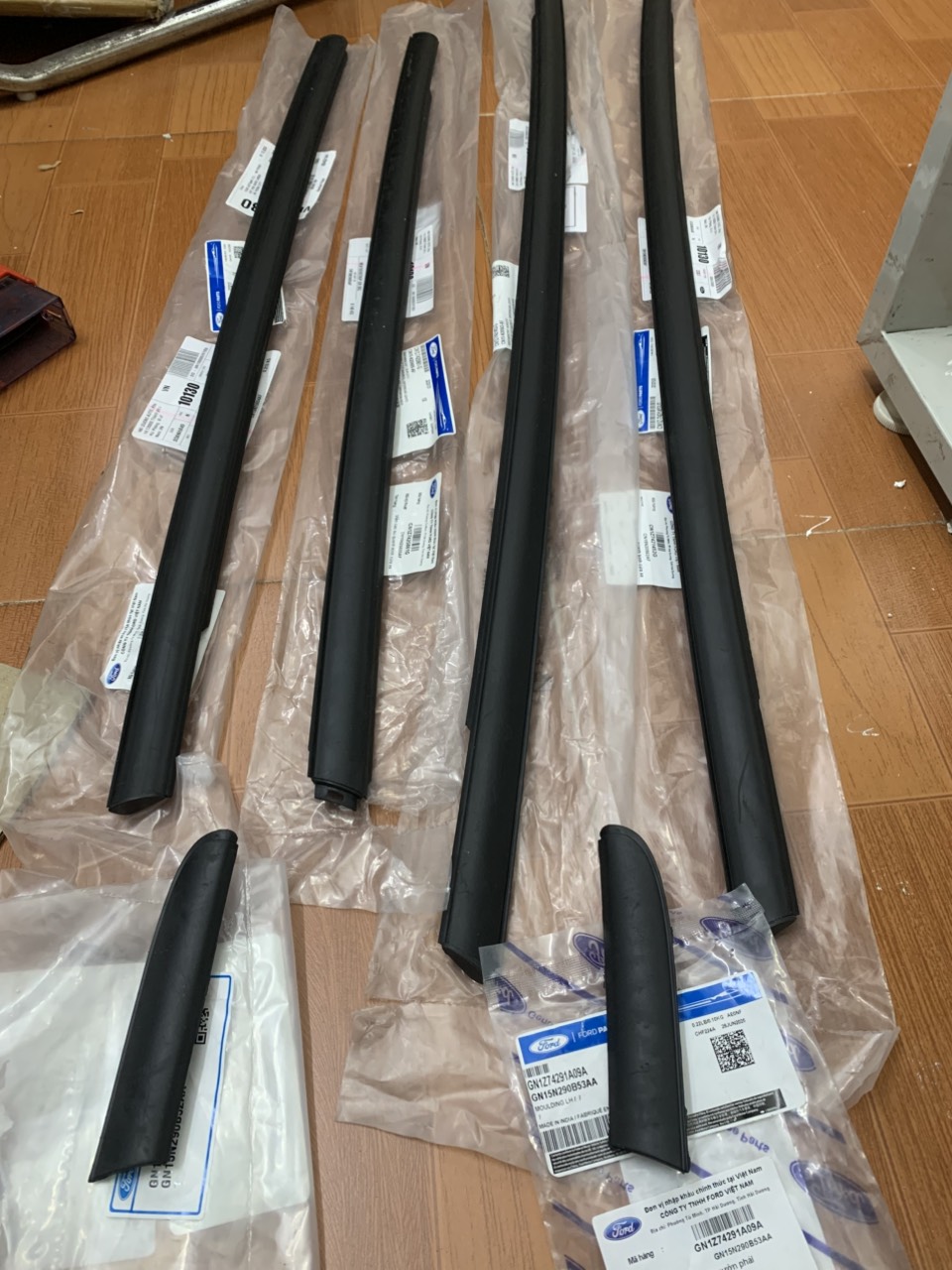 Nẹp ngoài chân kính cánh cửa Ford EcoSport 2014 đến 2023