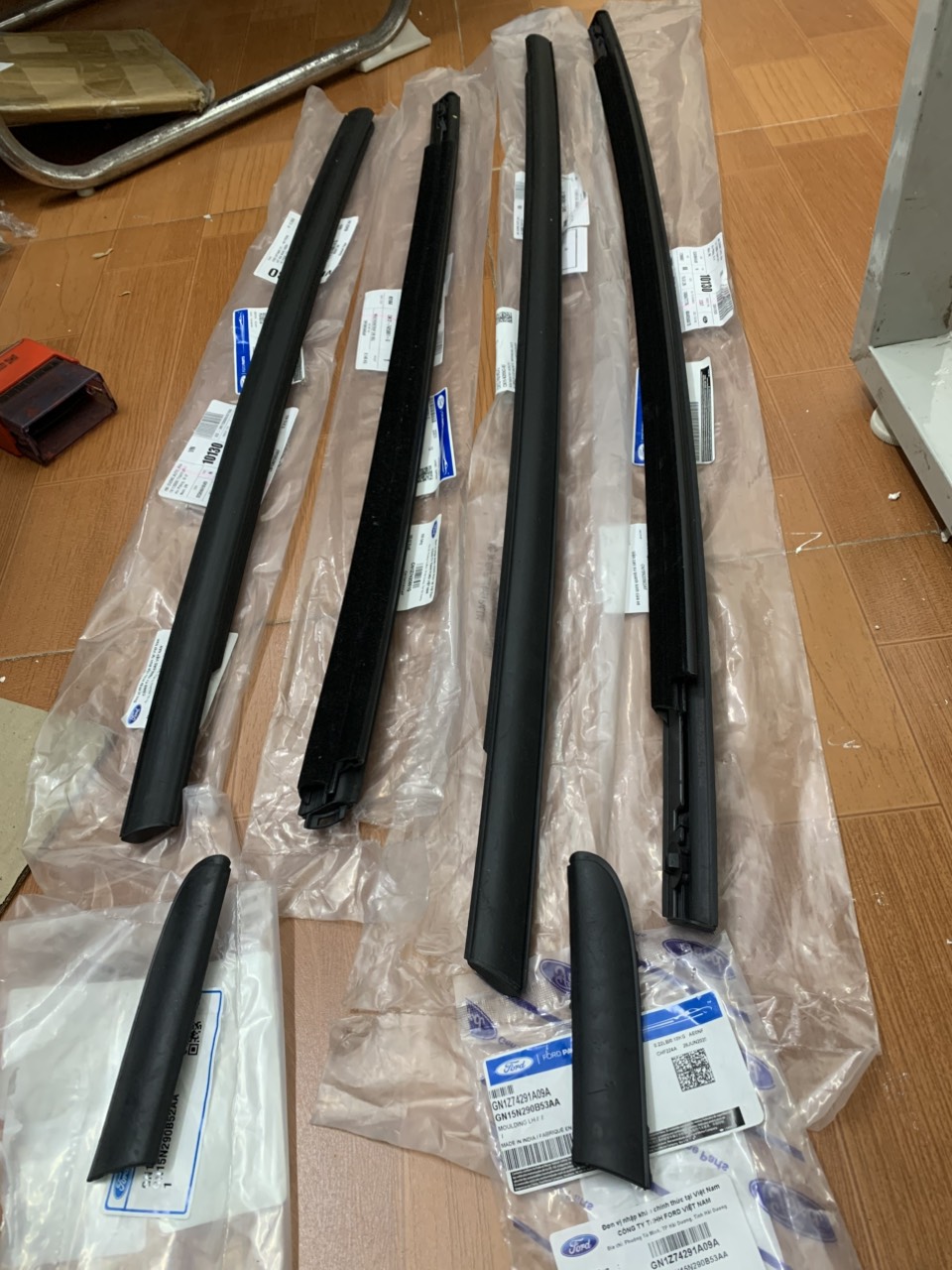 Nẹp ngoài chân kính cánh cửa Ford EcoSport 2014 đến 2023