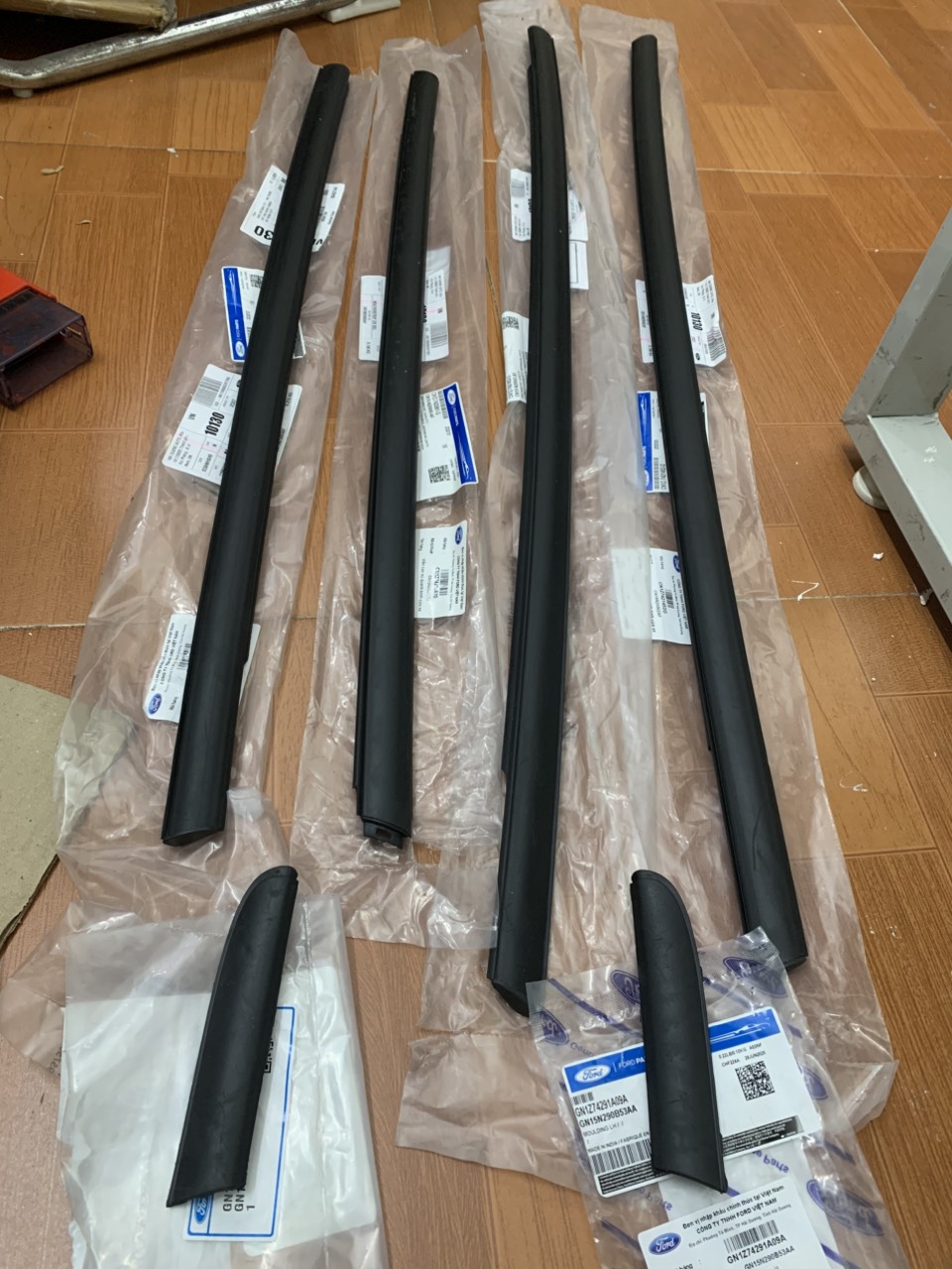 Nẹp ngoài chân kính cánh cửa Ford EcoSport 2014 đến 2023