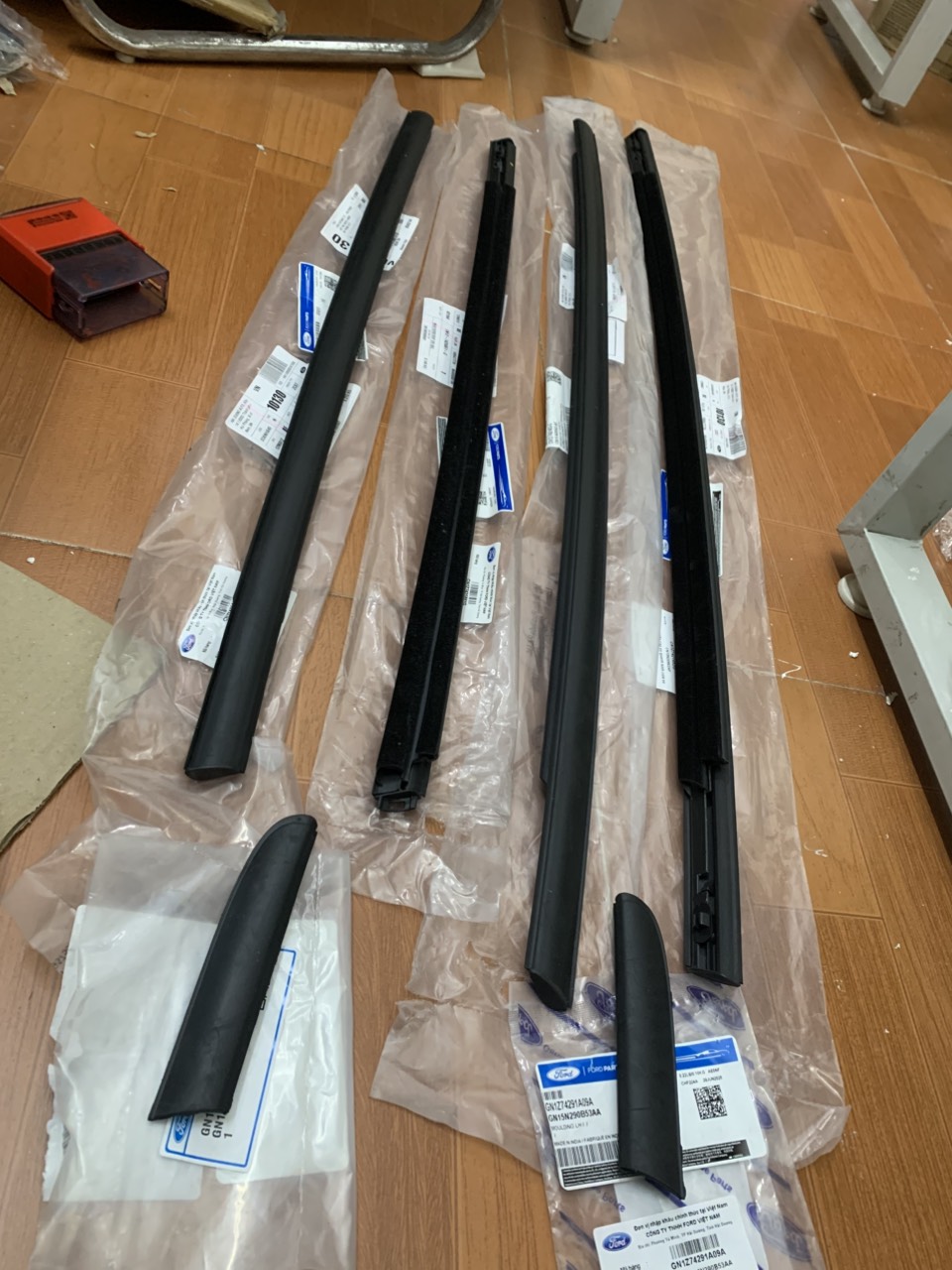 Nẹp ngoài chân kính cánh cửa Ford EcoSport 2014 đến 2023