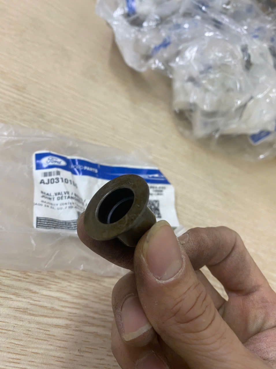 Phớt ghít Ford Mondeo 2.5, phớt ghít Escape 3.0 AJ0310155