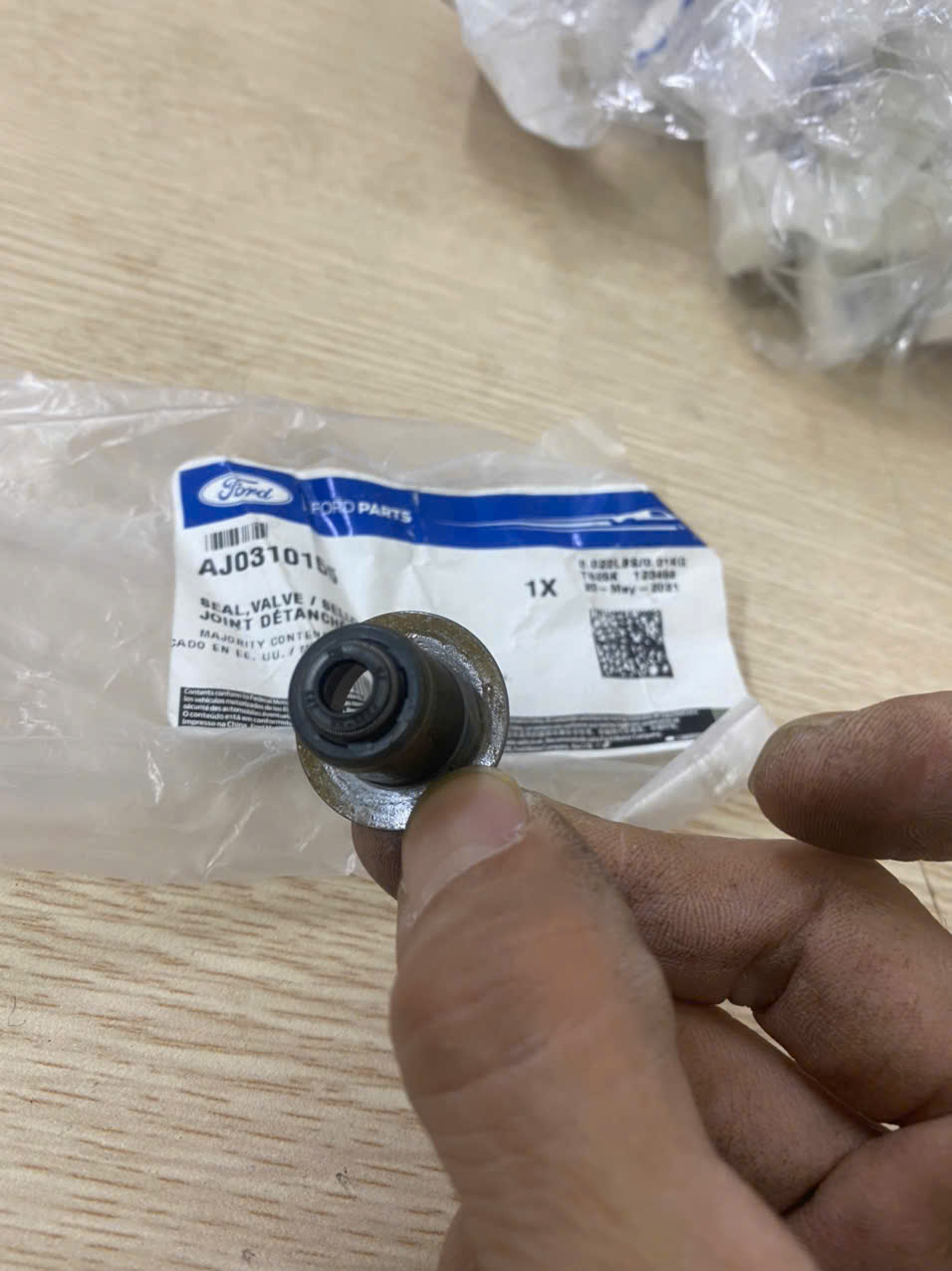 Phớt ghít Ford Mondeo 2.5, phớt ghít Escape 3.0 AJ0310155