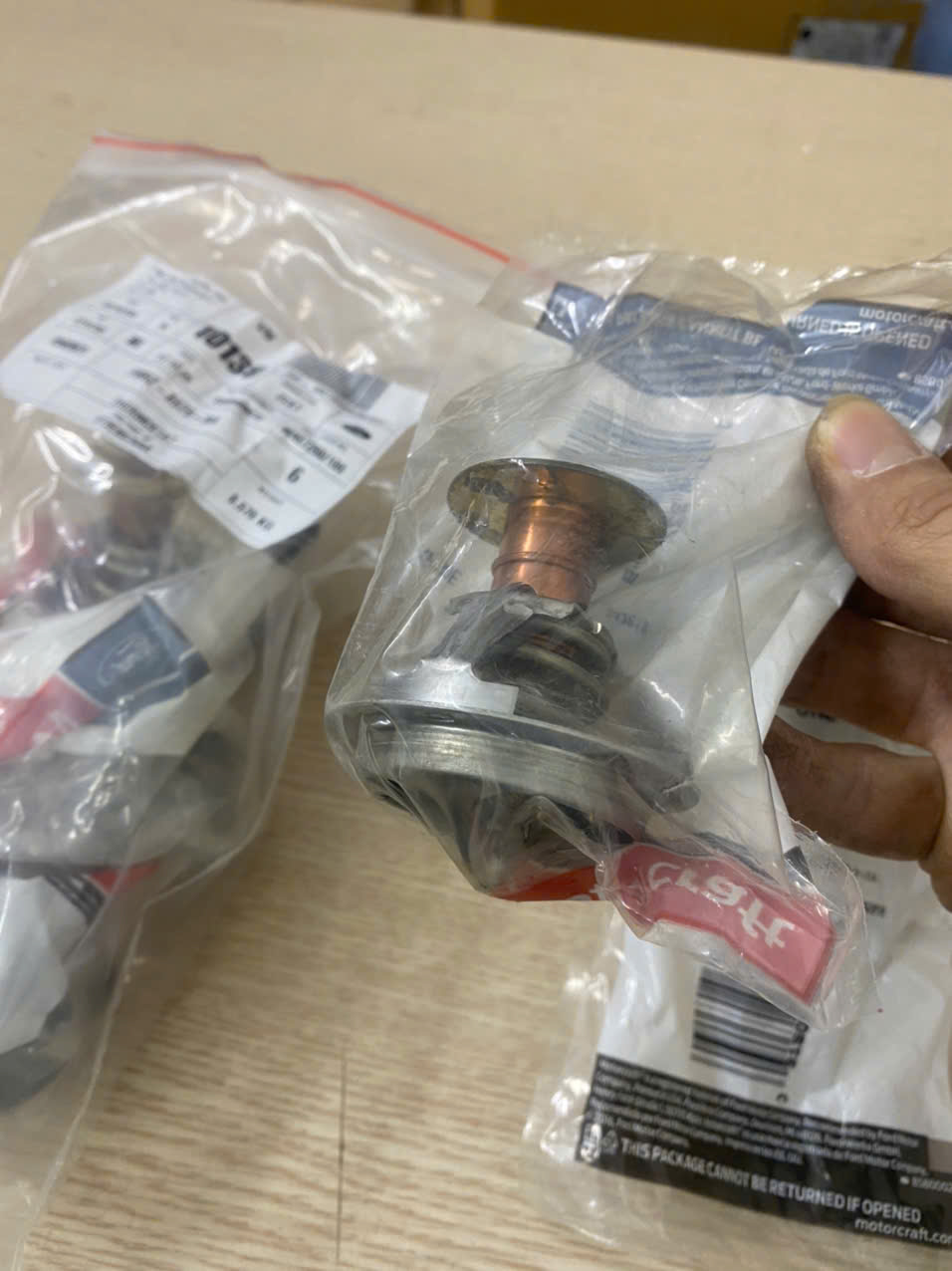 Van hằng nhiệt Ford Mondeo, van hằng nhiệt Escape F8RZ8575BA