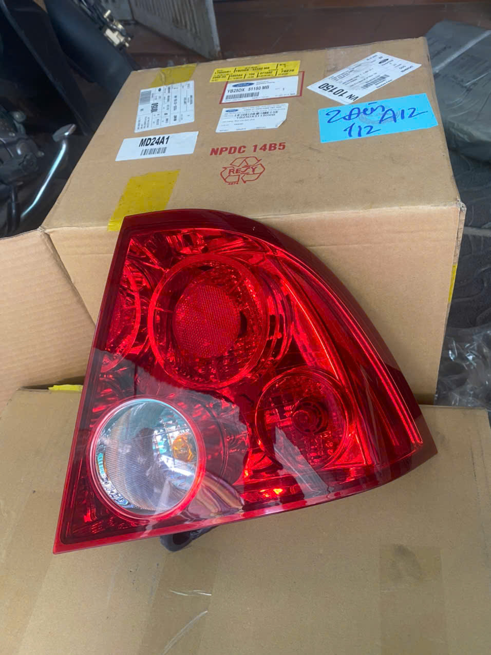 vỏ đèn hậu Ford Laser 1.8 2003 2004 2005 YB25DX51150MB