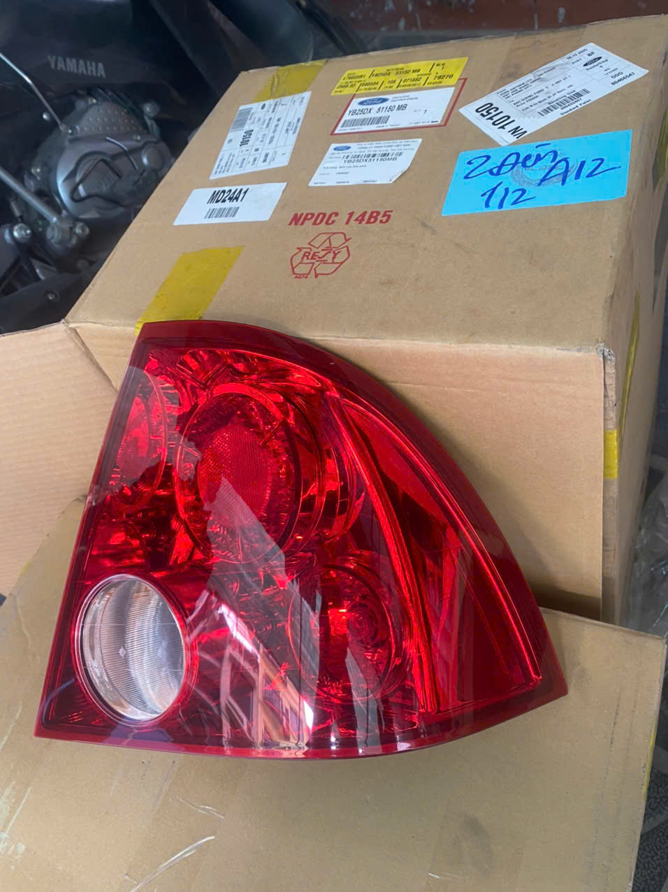 vỏ đèn hậu Ford Laser 1.8 2003 2004 2005 YB25DX51150MB