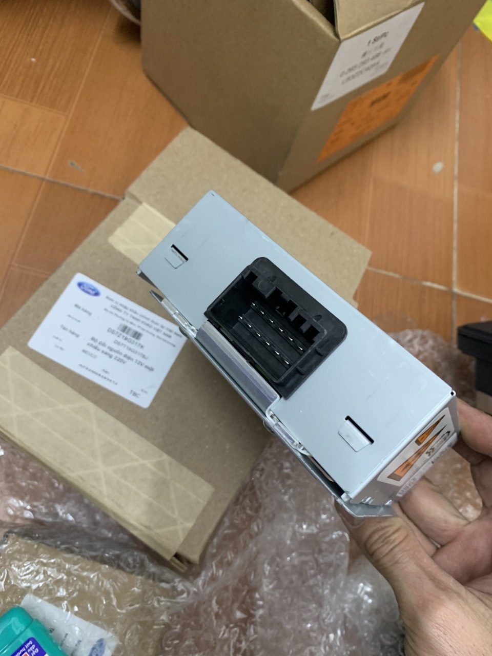 Bộ chuyển đổi nguồn điện Ford Ranger DS7T-19G317-BJ DS7Z