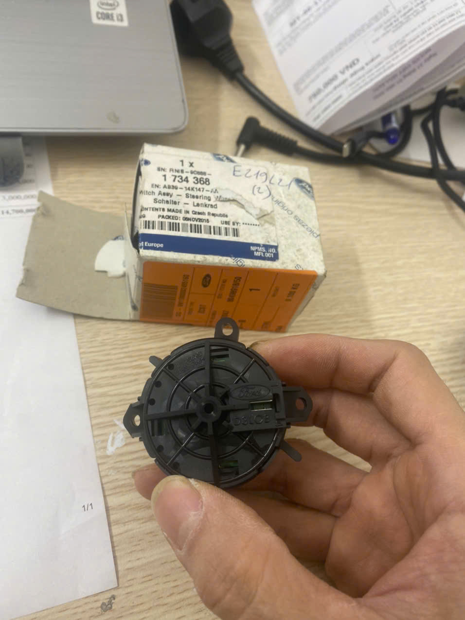 Công tắc chỉnh âm lượng trên vô lăng xe Ranger AB3914K147AA