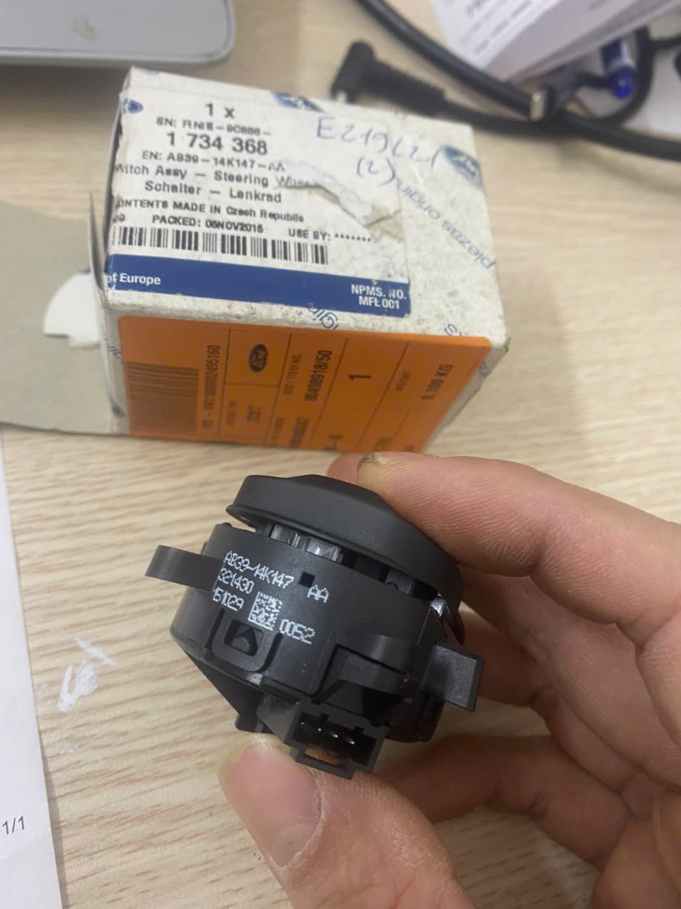 Công tắc chỉnh âm lượng trên vô lăng xe Ranger AB3914K147AA