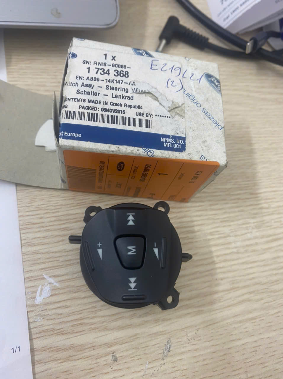 Công tắc chỉnh âm lượng trên vô lăng xe Ranger AB3914K147AA