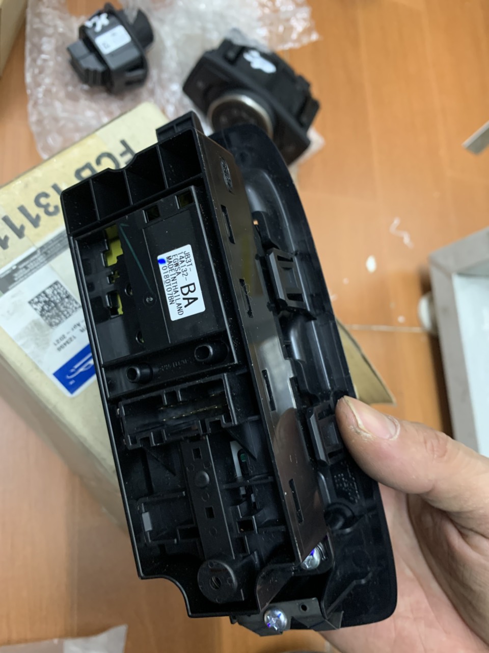 Công tắc lên kính tổng Ford Ranger 2018 19 20 21 JB3T14A132BA