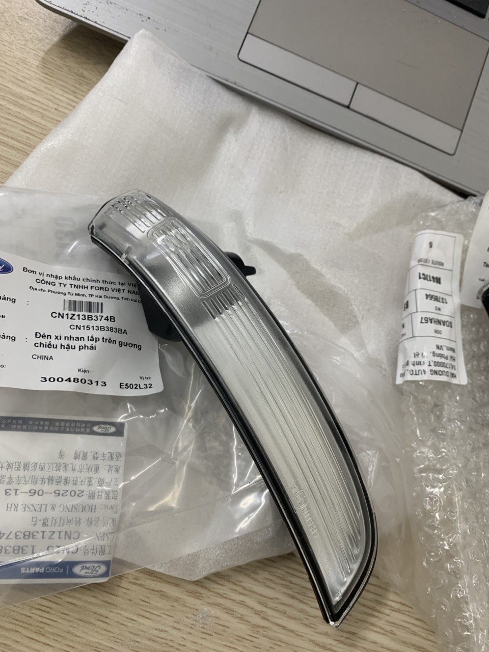 Đèn xi nhan trên gương Ford EcoSport bên phụ CN1513B383AA