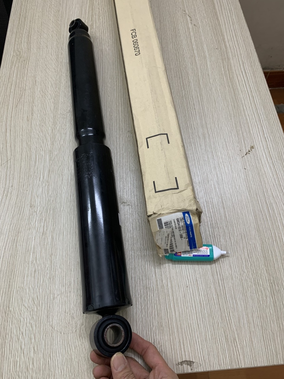 Giảm sóc sau Ford Everest 2006-2014 UR6128700C UH7428700A