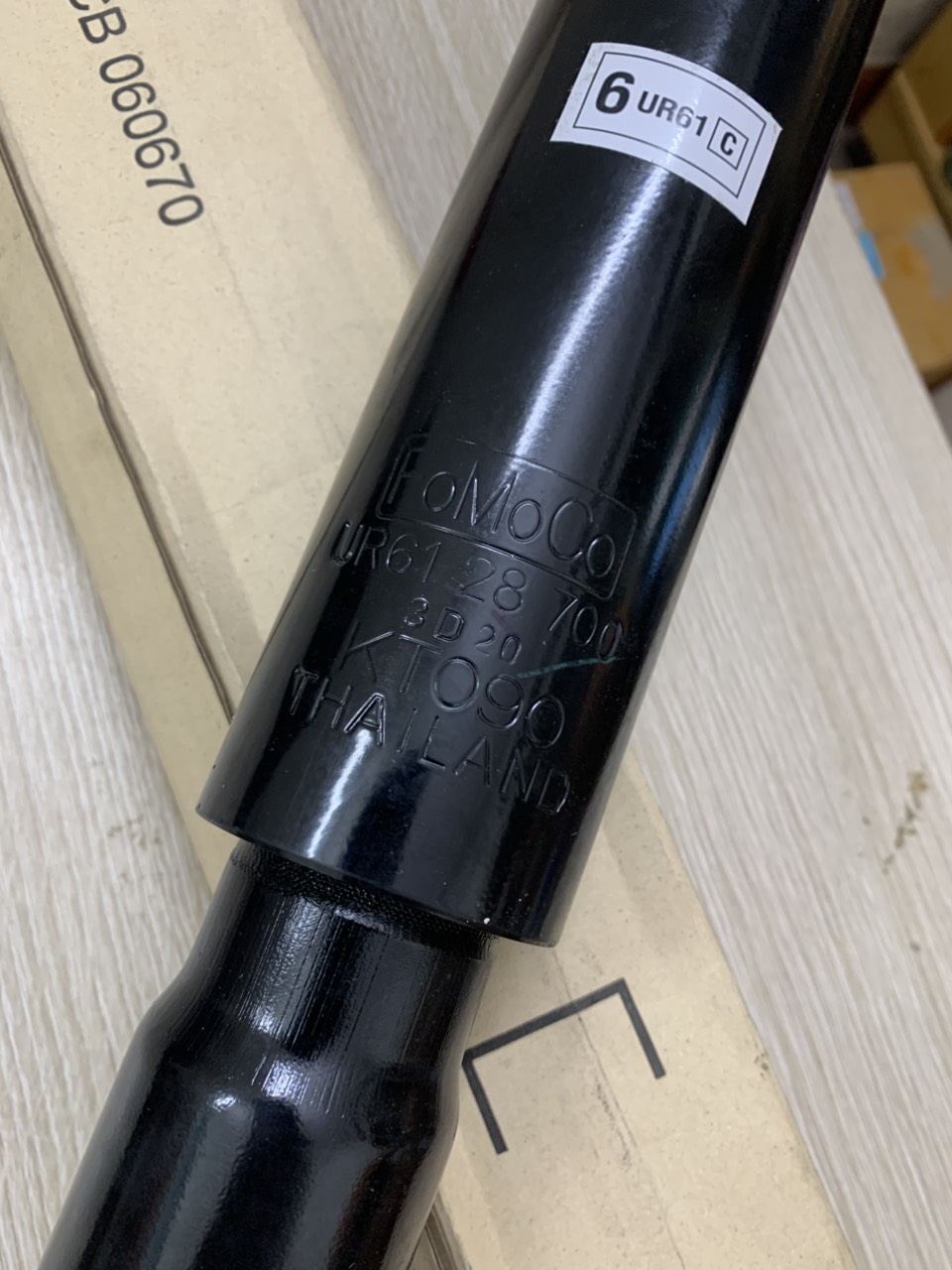 Giảm sóc sau Ford Everest 2006-2014 UR6128700C UH7428700A