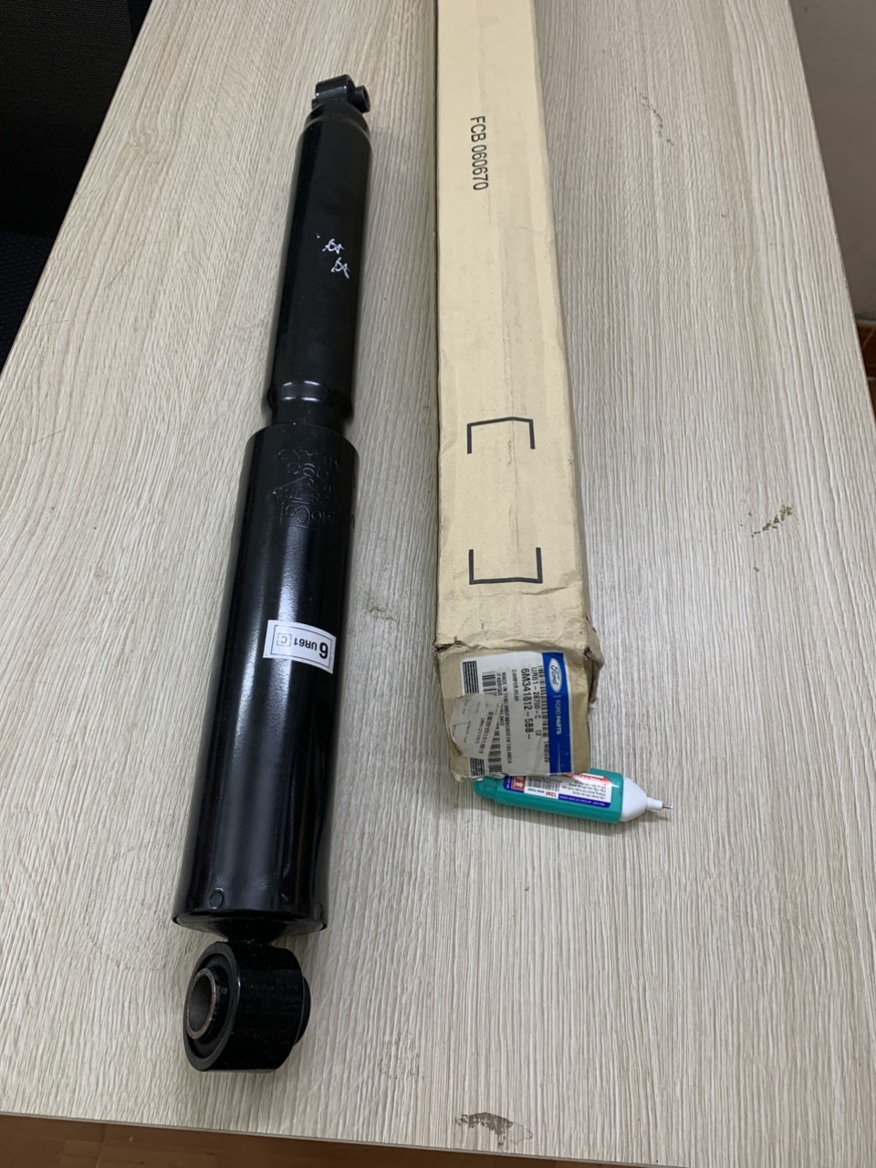 Giảm sóc sau Ford Everest 2006-2014 UR6128700C UH7428700A