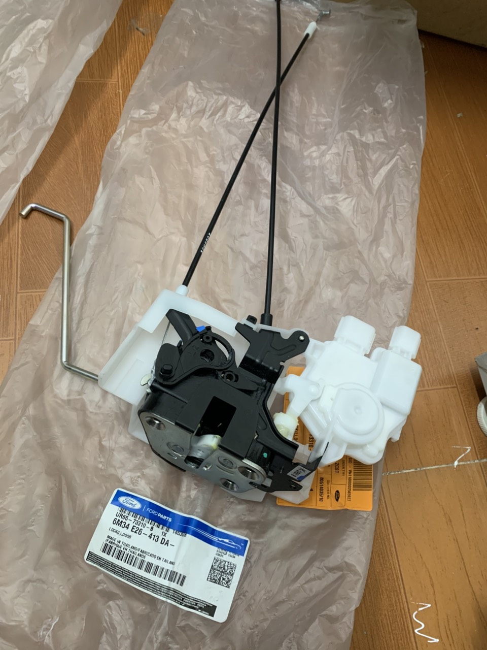 Khóa cửa sau Ford Everest UA6K UA6G72310C UA6G73310C