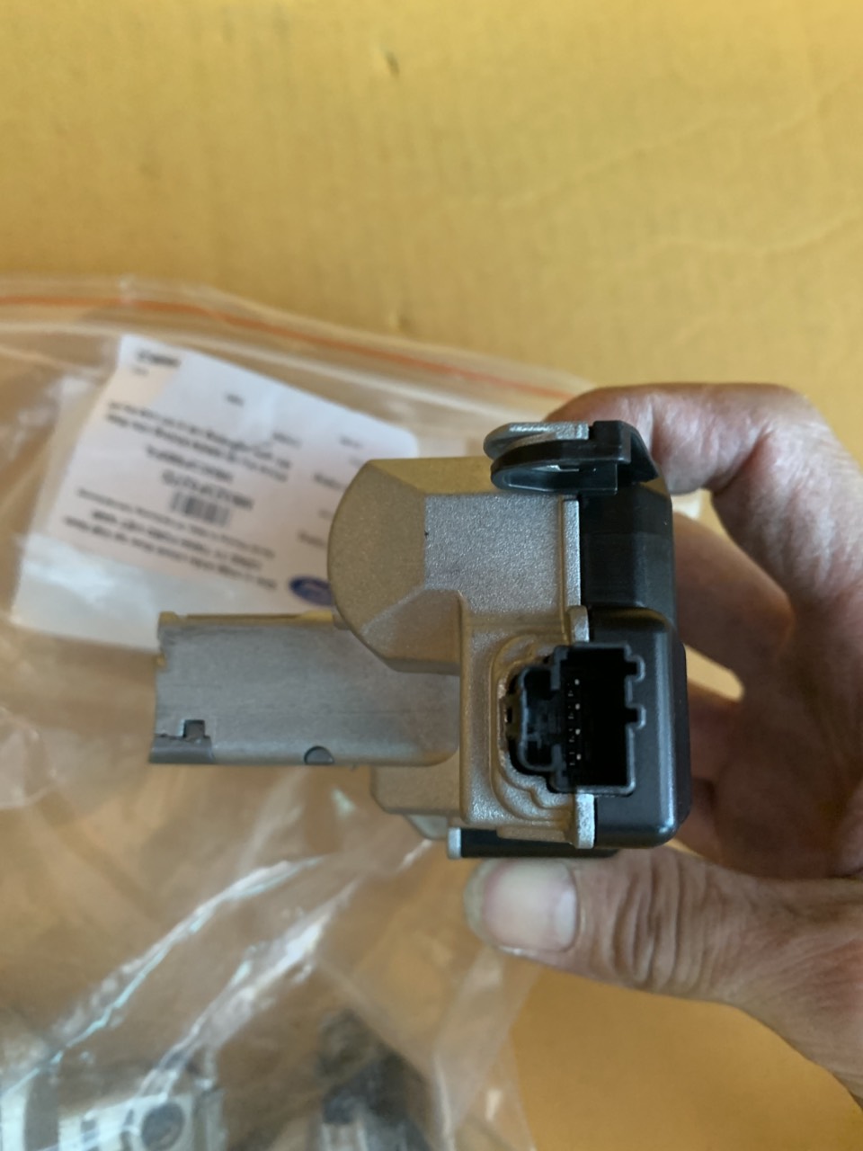 Khóa vô lăng Ford Everest 2023 4 5 MB3Z3F527D MB3C3F880FA