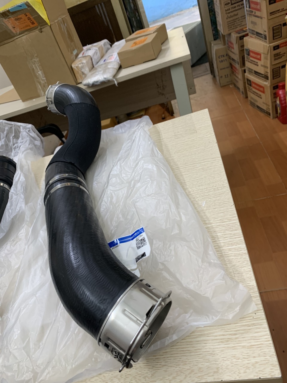 Ống gió két tu bô vào cổ hút Ford Everest 2.0 JB3Z6F073B