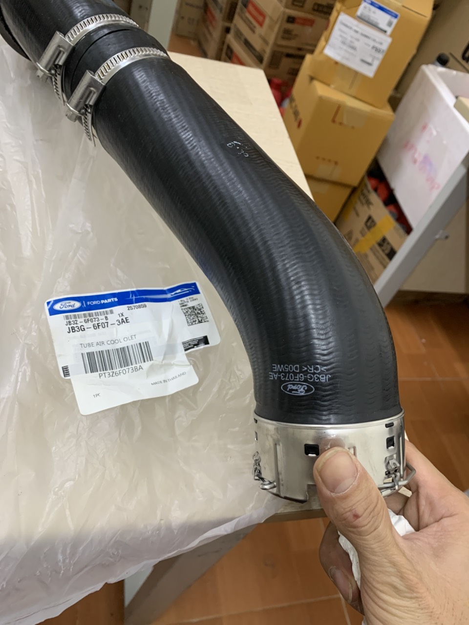Ống gió két tu bô vào cổ hút Ford Everest 2.0 JB3Z6F073B