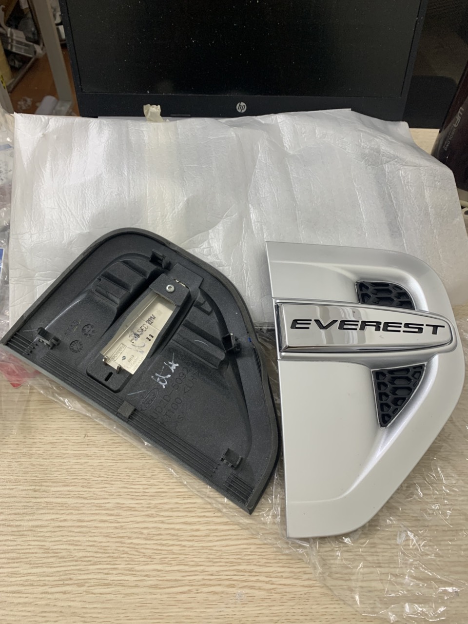 Ốp mang cá Ford Everest 2009 2010 1 2 3 4 UF0L50910A 20A