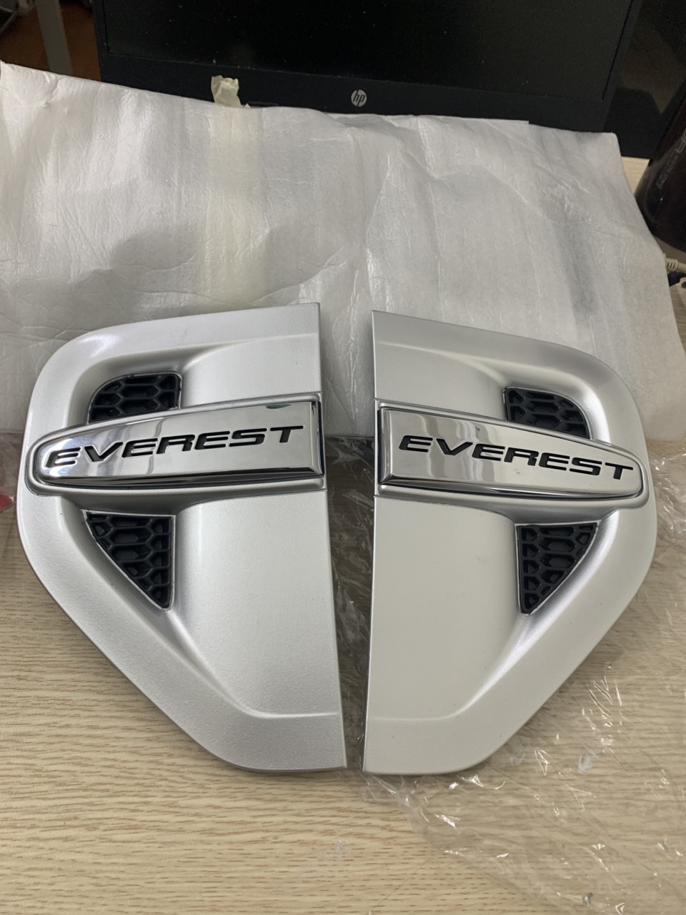 Ốp mang cá Ford Everest 2009 2010 1 2 3 4 UF0L50910A 20A