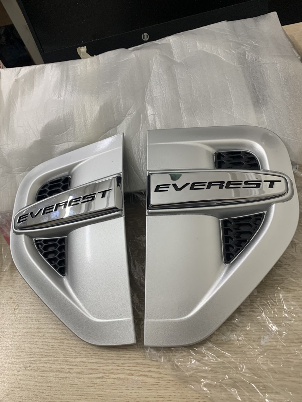 Ốp mang cá Ford Everest 2009 2010 1 2 3 4 UF0L50910A 20A