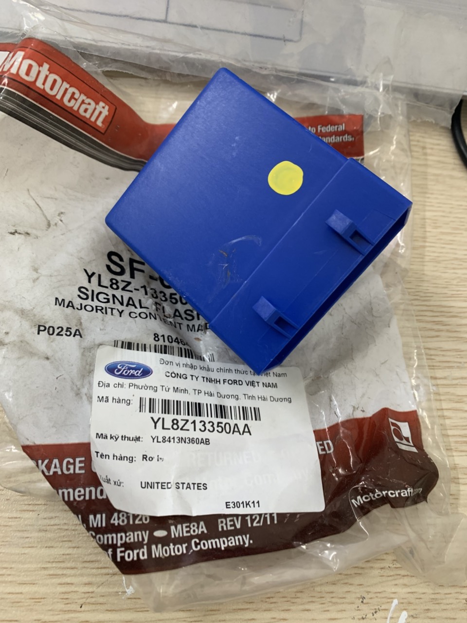 Role xinh nhan Ford Escape YL84-13N360-AB YL8Z13350AA