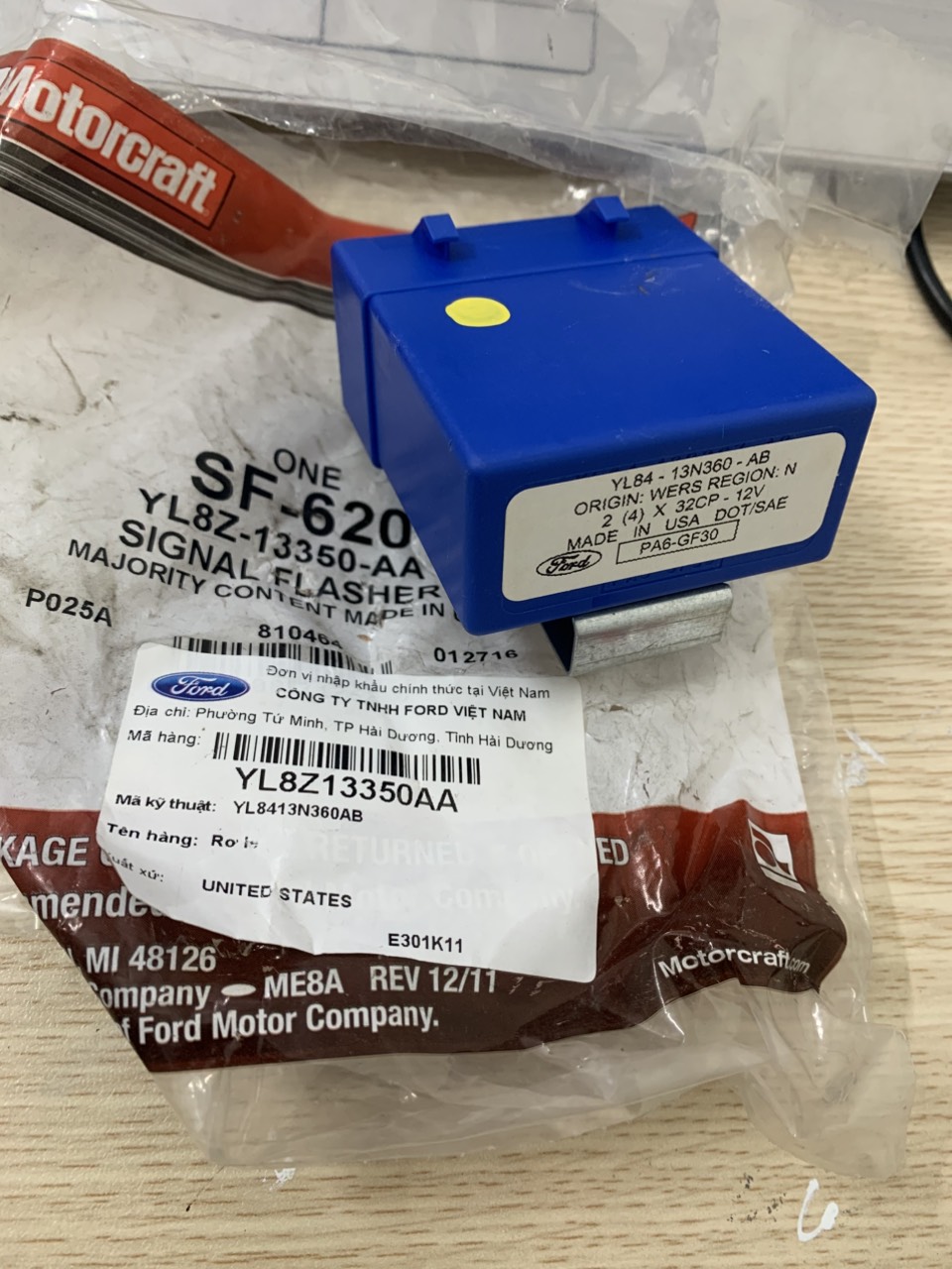 Role xinh nhan Ford Escape YL84-13N360-AB YL8Z13350AA