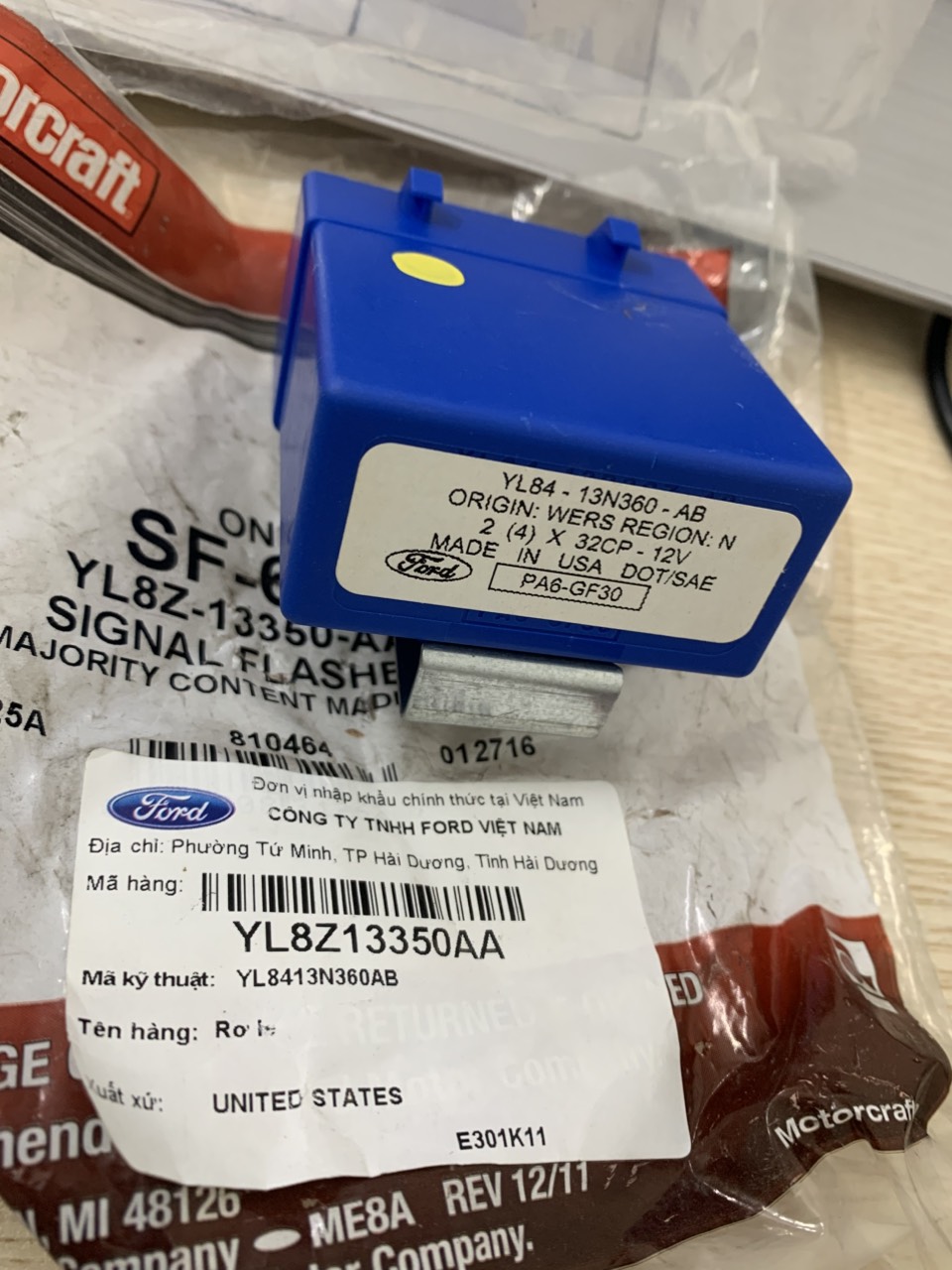 Role xinh nhan Ford Escape YL84-13N360-AB YL8Z13350AA