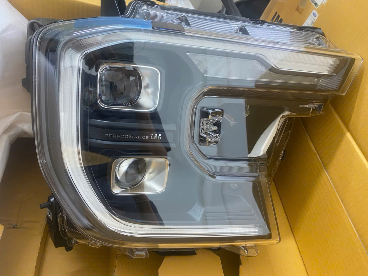 Vỏ đèn pha bên phụ Ranger Wildtrak 2023 4 5 6 N1WZ13008EQ