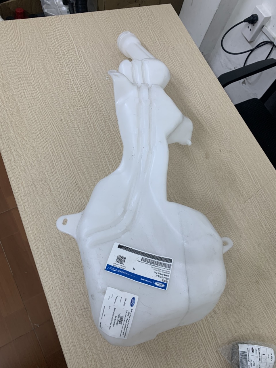 Bình nước rửa kính Ford EcoSport 2018 19 20 21 22 GN1Z17618H