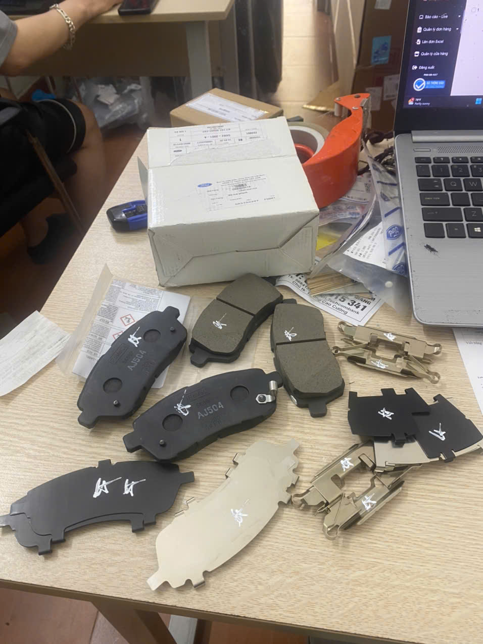 Bộ má phanh trước Ford Fiesta liền gài phanh D6BZ2001A