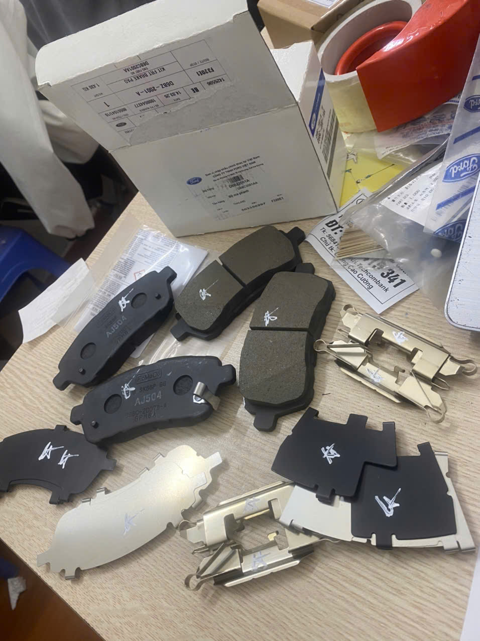 Bộ má phanh trước Ford Fiesta liền gài phanh D6BZ2001A