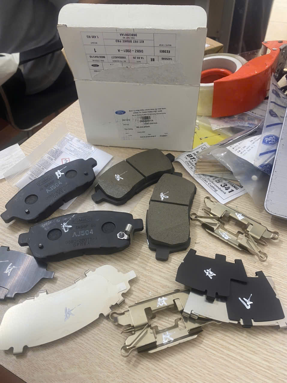 Bộ má phanh trước Ford Fiesta liền gài phanh D6BZ2001A