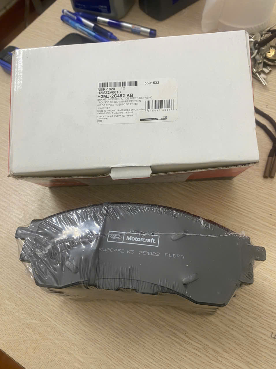 Bộ má phanh trước Ford Raptor 2018 19 20 21 H2MZ2V001C