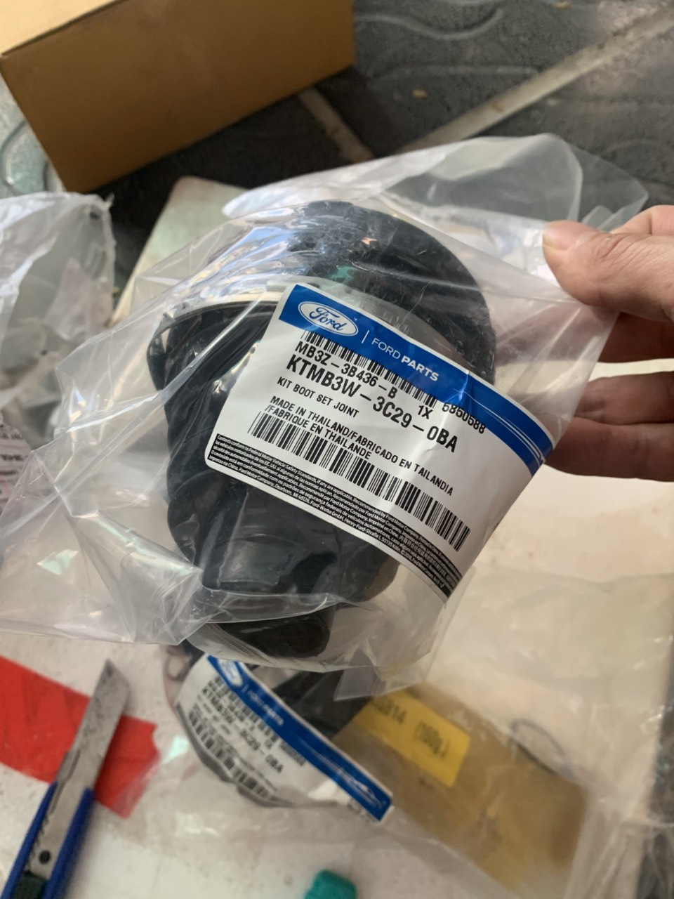 Cao su chụp bụi láp trước Ford Ranger 2023 4 5 6 7 MB3Z3B436B