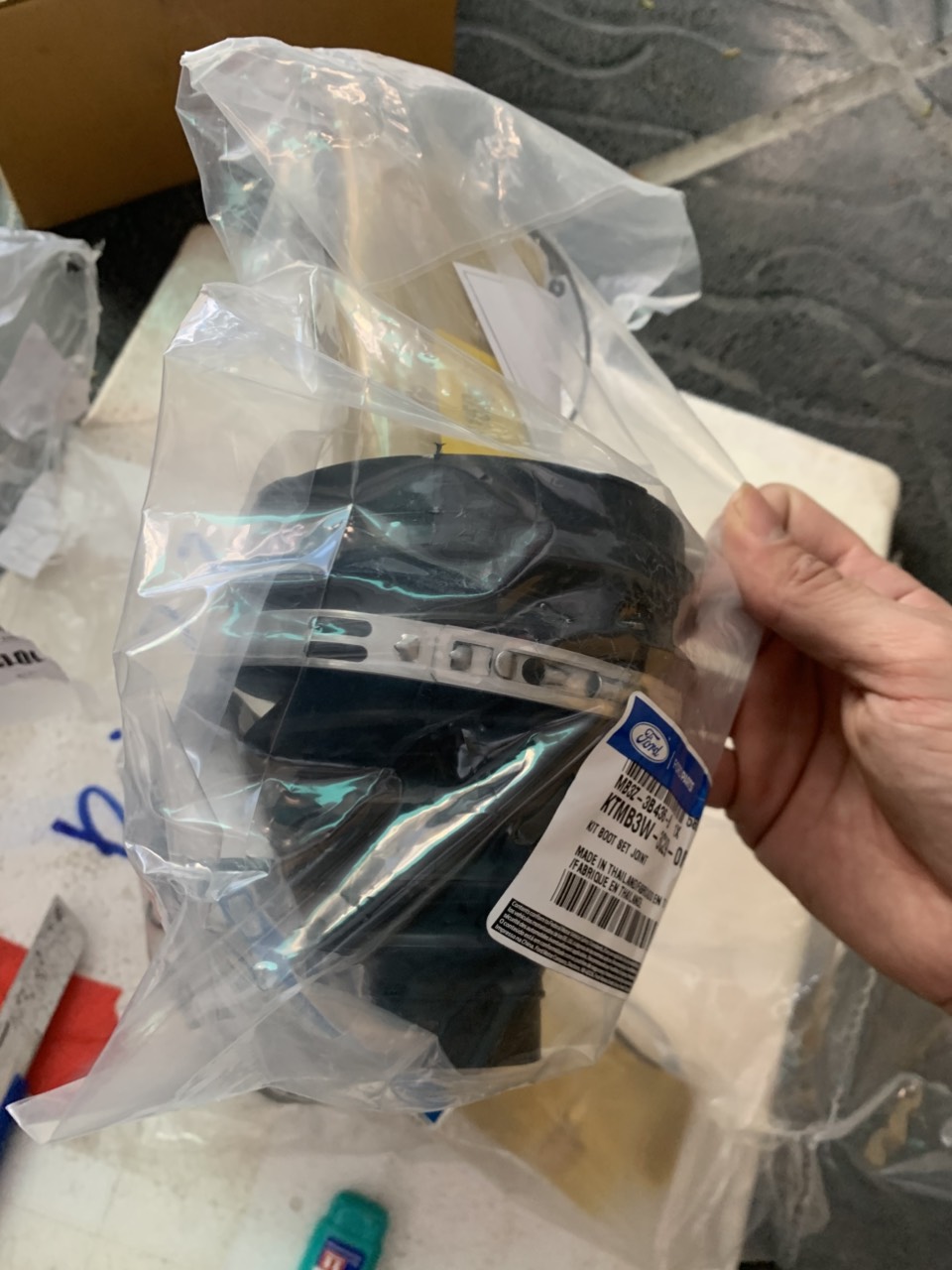 Cao su chụp bụi láp trước Ford Ranger 2023 4 5 6 7 MB3Z3B436B